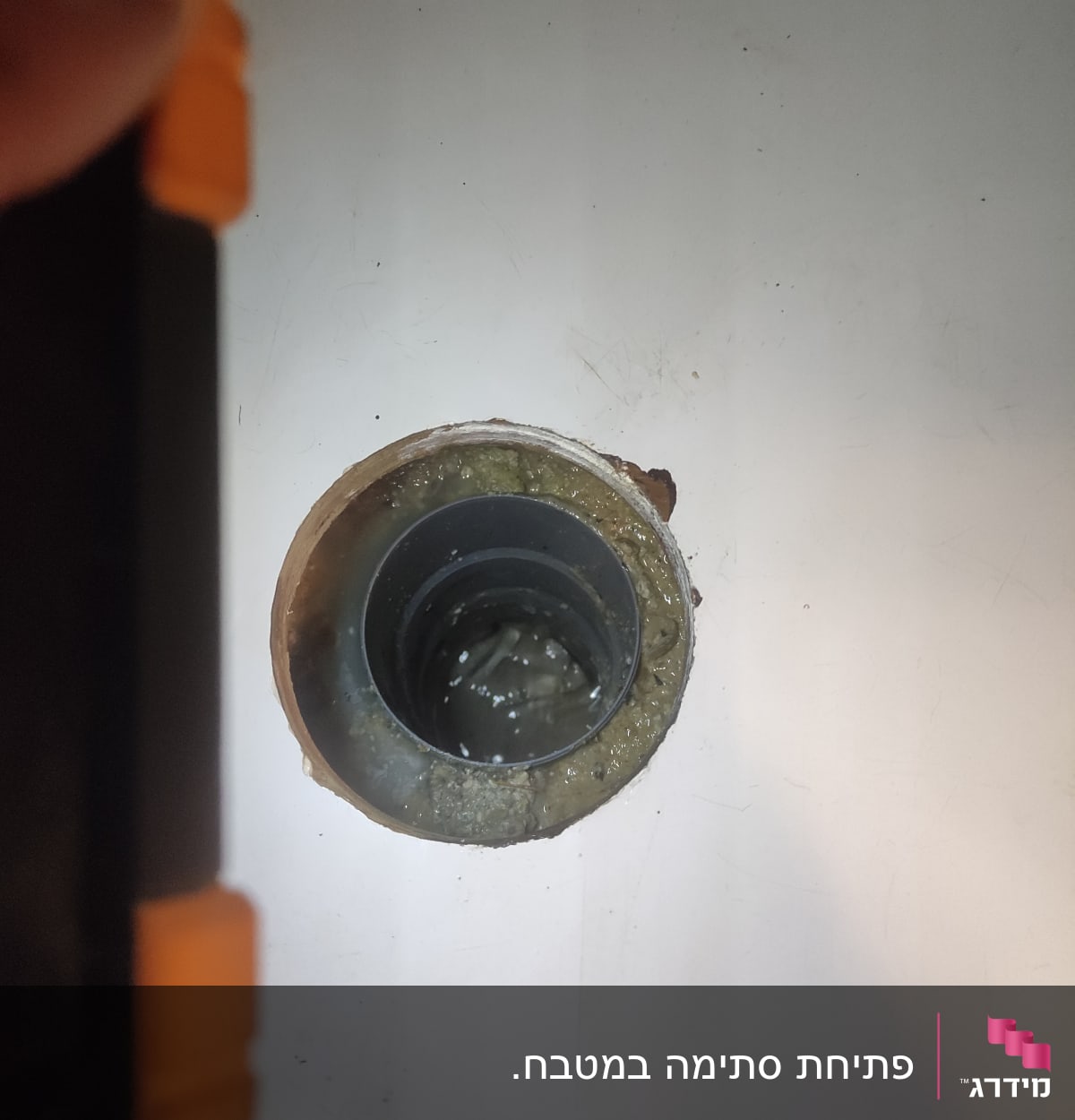 צינור ביוב פתוח עם לכלוך מסביב